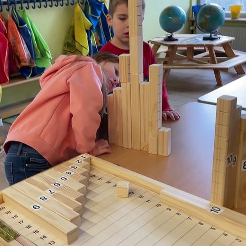 Kinder lernen mit dem Rechenkoffer von Manfred Eberhard Zahlen lieben. (Foto: SWR)