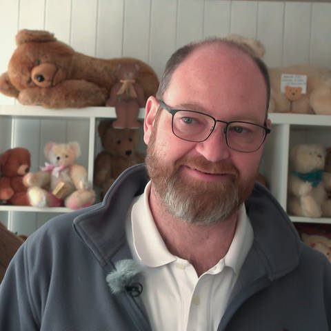 Seit 25 Jahren leitet Peter Marschall das Teddybärenhotel am Bodensee. (Foto: SWR)