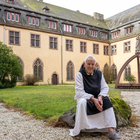 Bruder Stephan sitzt im Garten von Kloster Himmerod. (Foto: SWR)