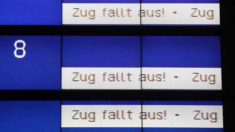 Anzeigetafel im Bahnhof mit Hinweis "Zug fällt aus" (Foto: dpa Bildfunk, Picture Alliance)