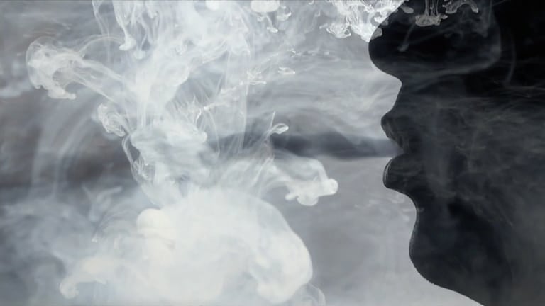 mann raucht einen joint (Foto: SWR)
