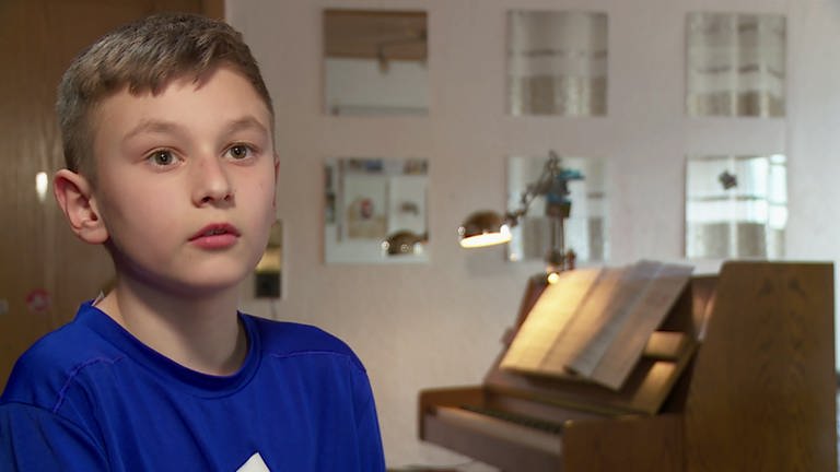Der zehnjährige Nicola Plett und sein Klavier (Foto: SWR)