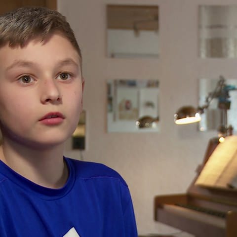 Der zehnjährige Nicola Plett und sein Klavier