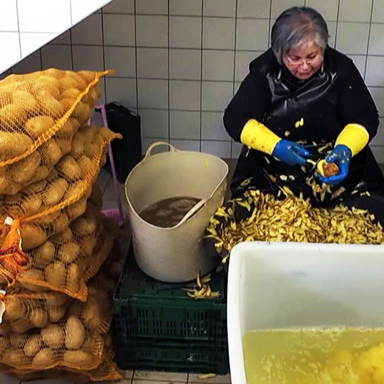 Maria schält Kartoffeln im Akkord (Foto: SWR)