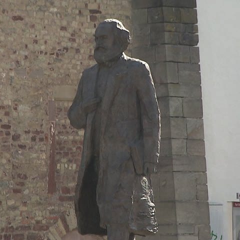 Als die Karl-Marx-Statue am 5. Mai 2018 in Trier aufgestellt wurde, sorgte sie für Diskussionen und Aufruhr. (Foto: SWR)