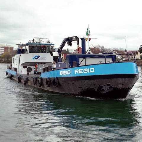 Ölwehrboot auf dem Rhein