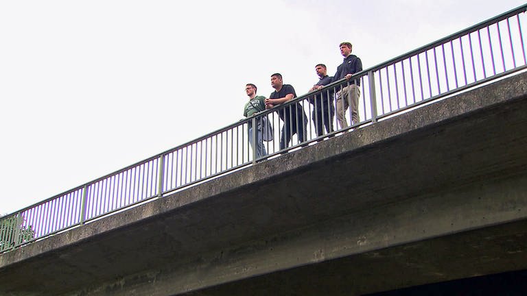 Vier Freunde beobachten den Verkehr von einer Auobahnbrücke aus (Foto: SWR)