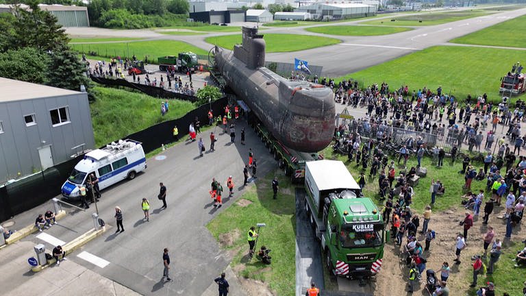 U-Boot kommt im Technikmuseum Sinsheim an