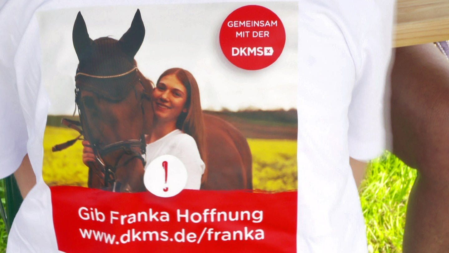 Werbung für die Aktion Solidarität mit Franka auf einem T-Shirt-Rücken (Foto: SWR)