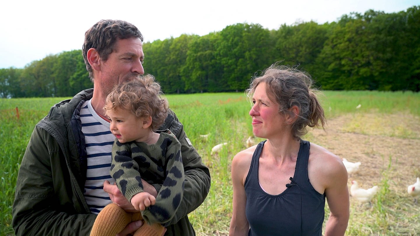 Amelie und Jens leben mit ihrer Tochter Ida und einem anderen Paar seit Sommer 2022 auf der Karlshöhe. (Foto: SWR)