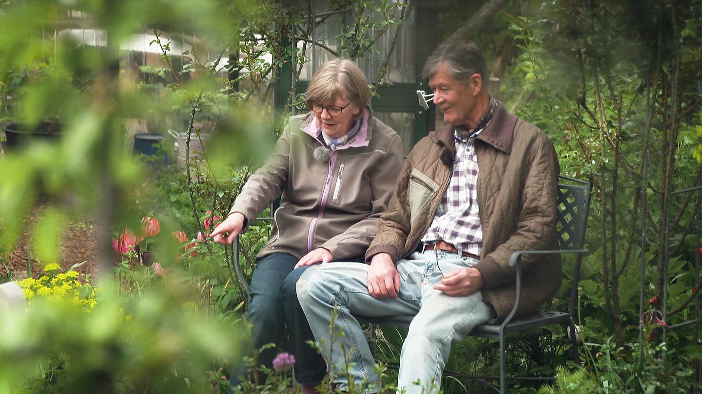Angelika und Dieter Roth lieben ihren naturnahen Garten in Nieder-Olm. (Foto: SWR)