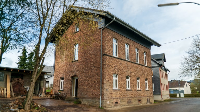 Die alte Dorfschule von Schönborn ist mehr als 140 Jahre alt. (Foto: SWR)