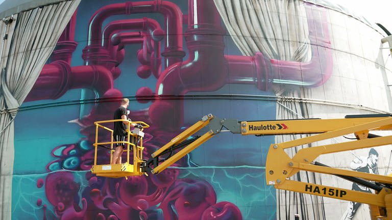 Graffiti-Künstler Christioph Hartmann bei der Arbeit an einem Biogas-Tank (Foto: SWR)