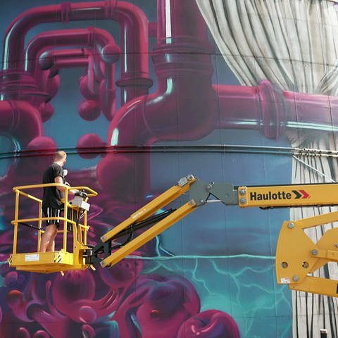 Graffiti-Künstler Christioph Hartmann bei der Arbeit an einem Biogas-Tank