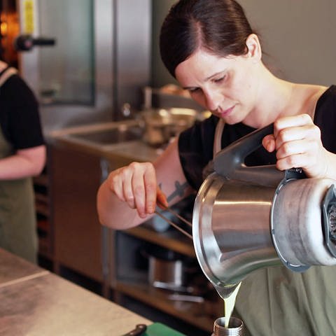 Köchin Rebecca Fischer bei der Arbeit in ihrem Restaurant (Foto: SWR)