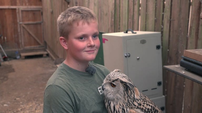 Der Umgang mit den Greifvögeln lässt den 11-jährigen Elias regelrecht aufblühen.
