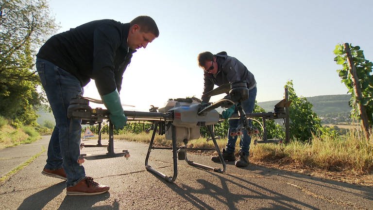 Andreas Schlarb unterstützt mit seiner riesigen Drohne Winzer beim Spritzen der Weinberge – so auch an der Ahr.