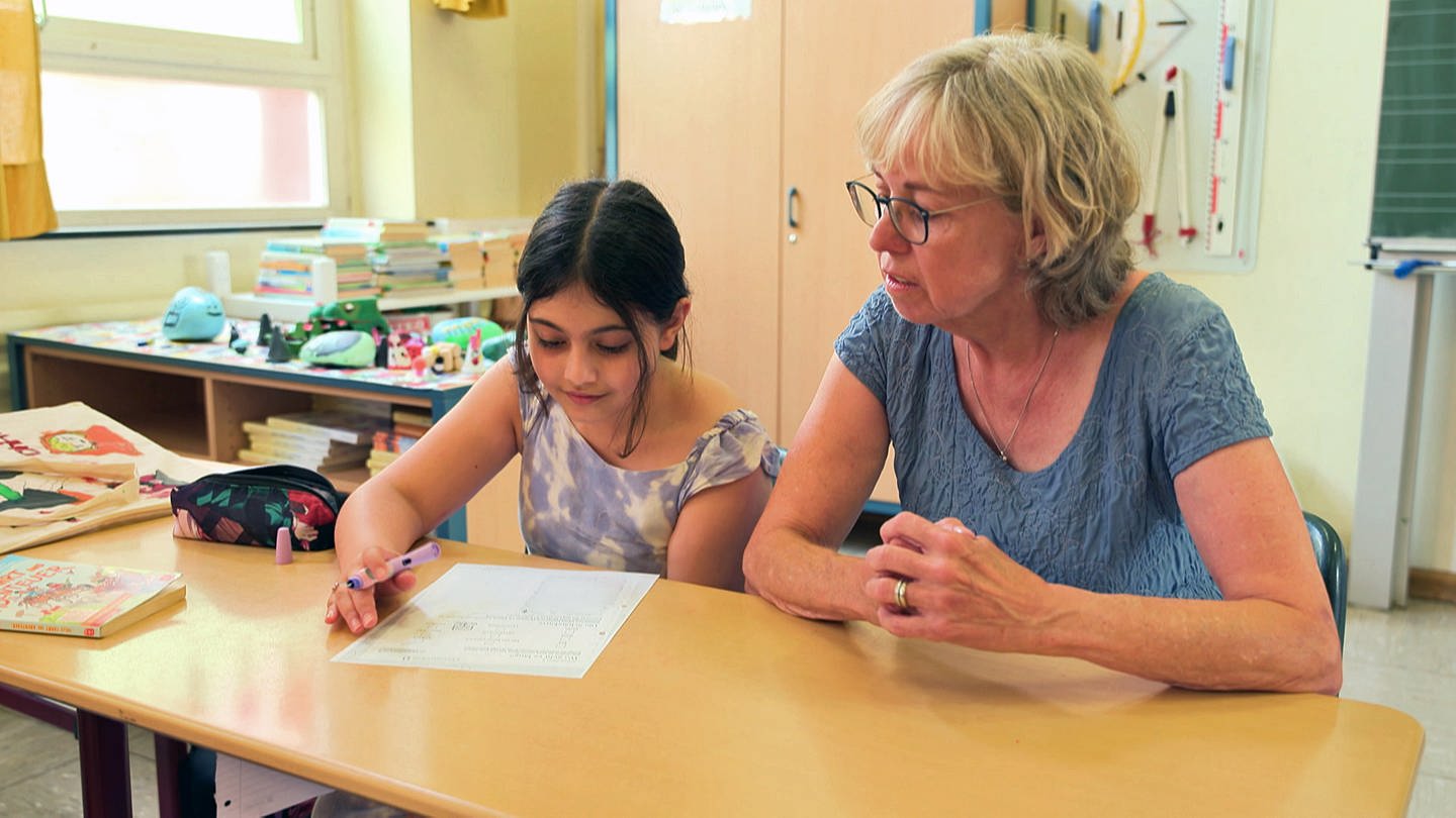 Silan (l.) und ihre Ersatz-Oma Chrisitiane Dörsch bei den Hausaufgaben (Foto: SWR)