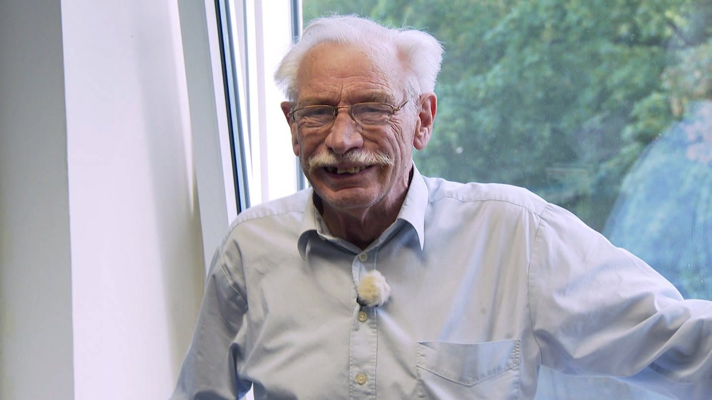 Seit 60 Jahren arbeitet der 74-jährige Heinz Häfner in seinem Betrieb – auch noch als Rentner. (Foto: SWR)