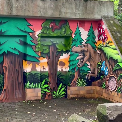 Mit Graffiti verschönerte Grillhütte