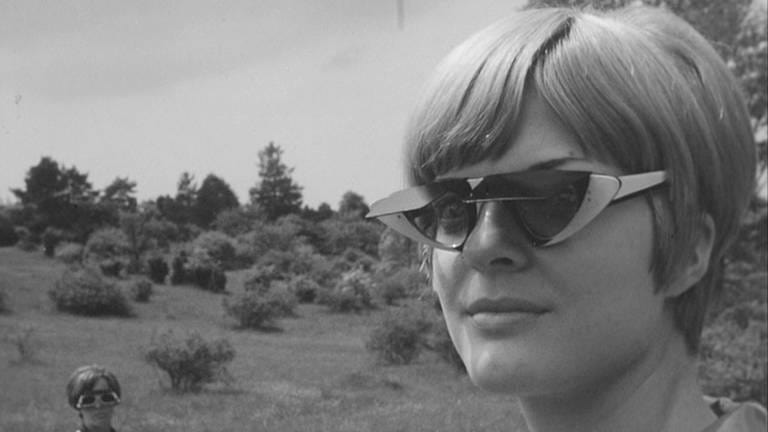 In den 1960er Jahren waren Sonnenbrillen schrill und bunt. Op-Art nannte man diesen Kunststil.