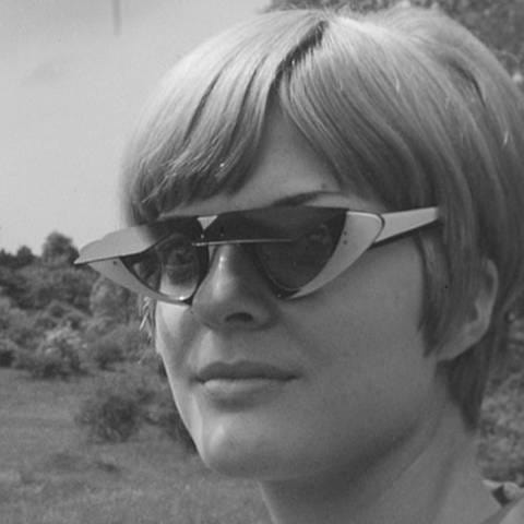In den 1960er Jahren waren Sonnenbrillen schrill und bunt. Op-Art nannte man diesen Kunststil.