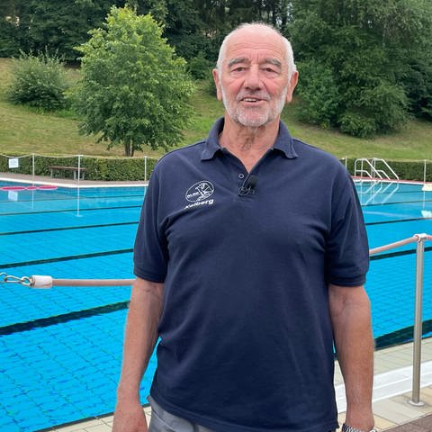 Mit 76 Jahren steht Josef Hausen noch immer am Beckenrand und bringt Kindern und Jugendlichen das Schwimmen bei.
