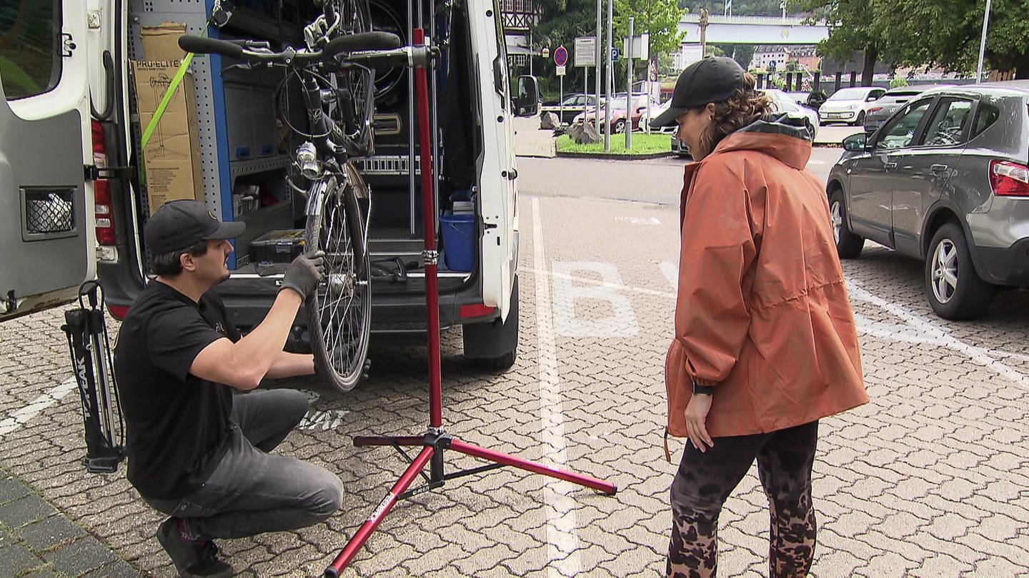 Nico Ionescu (links) repariert Fahrräder aller Art. (Foto: SWR)