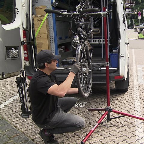 Nico Ionescu (links) repariert Fahrräder aller Art.