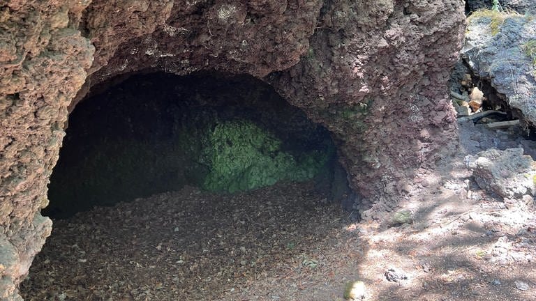 Öffnung einer Steinzeithöhle (Foto: SWR)
