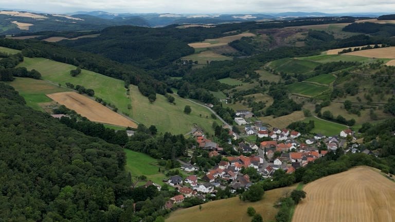 Das Dorf Auen im Hunsrück, in dem Elisa aufgewachsen ist und in dem das von ihr geplante queere Festival stattfindet, von oben fotografiert.