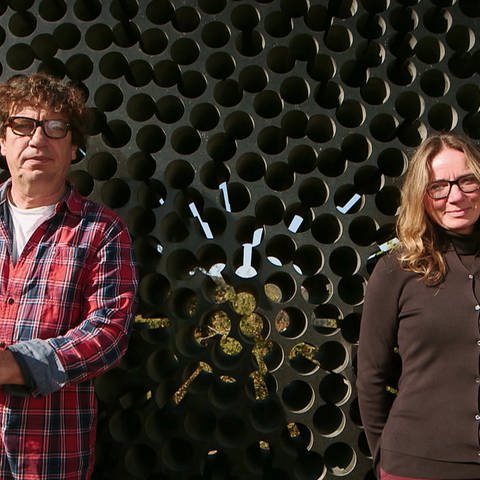 Wenn das Künstlerpaar Livia Kubach und Michael Kropp Granit bearbeitet, wirkt das schwere Gestein ganz leicht. (Foto: SWR)