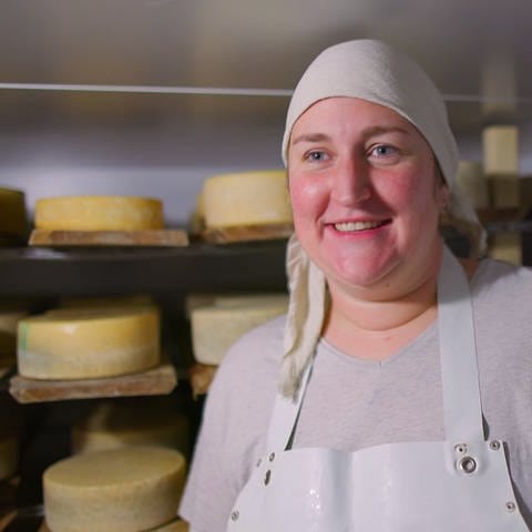 Evelyn John stellt eigenen Käse her. (Foto: SWR)