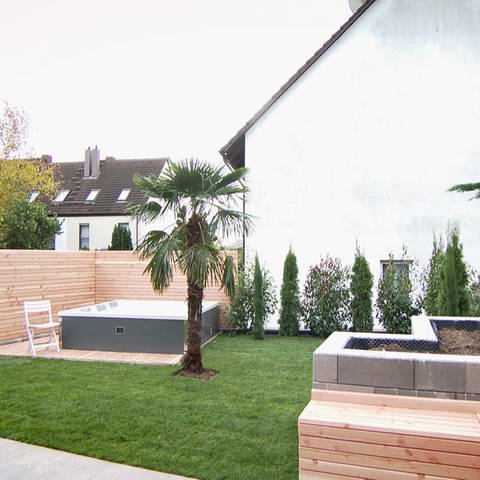 In Mainz wird ein Garten samt Terrasse, Mauer und Whirlpool neu angelegt.