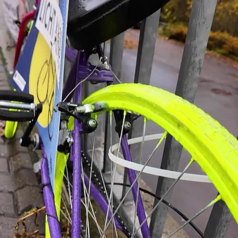 Fahrrad mit gelben Reifen