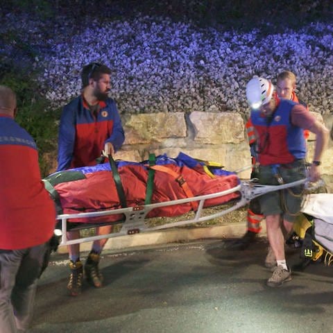 Die Bergwacht tut alles um den verletzten Kletterer rechtzeitig ins Krankenhaus zu transportieren.