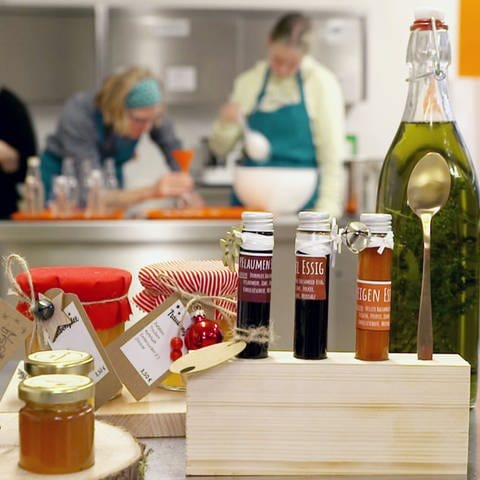 Marmeladen in Gläsern, Leckereien in Flaschen, Frühstücksbrettchen aus Naturholz (Foto: SWR)