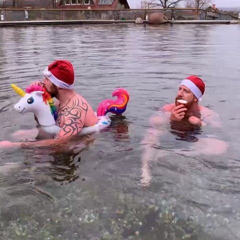 Eisbaden mit Weihnachtsmütze