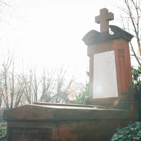 Das Grab von Uhrmacher Johann Wagner in Trier-Pfalzel. Warum liegt hier nur sein Herz begraben?