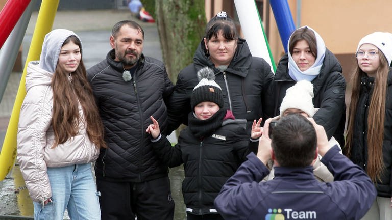 Ukrainische Familie wird fotografiert