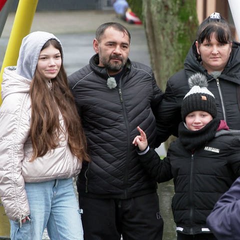 Ukrainische Familie wird fotografiert (Foto: SWR)