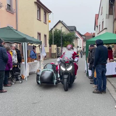 Der Weihnachtsmann in Ockenheim mit Motorroller (Foto: SWR)