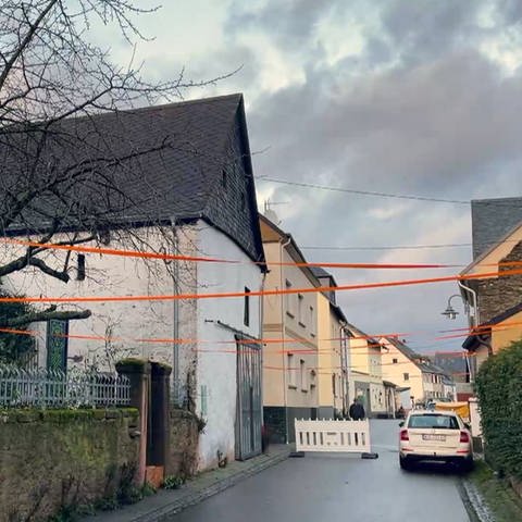 rote Bänder hängen über einer Straße (Foto: SWR)