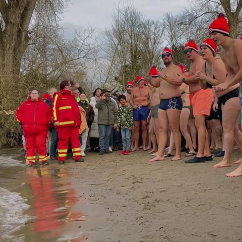 In Badehose und Bommelmütze: Die Teilnehmerinnen sind bereit für das Neujahrsschwimmen im Strandbad Ingelheim.