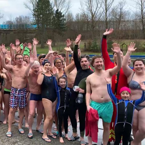 Menschen beim Neujahrsschwimmen in Simmern