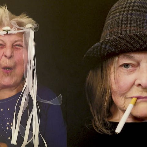 Lustige Fotoportäts von zwei älteren Frauen