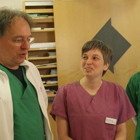 Landärztin Sandra Ballhausen mit ihren zwei Kollegen. (Foto: SWR)