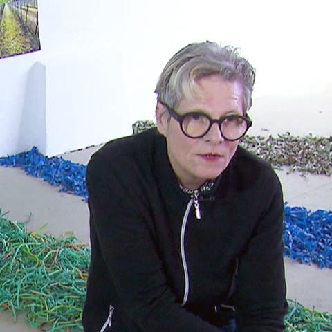 Künstlerin Susanne Egle inmitten ihrer Kunst