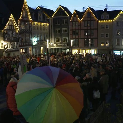 Rund 3.000 Menschen in Hachenburg demonstrierten gegen die AfD. (Foto: SWR)