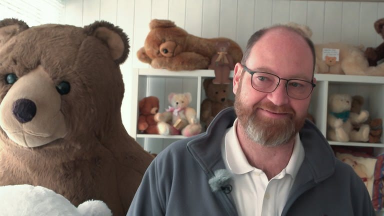 Seit 25 Jahren leitet Peter Marschall das Teddybärenhotel am Bodensee. (Foto: SWR)